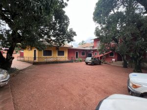 Parking de l'Hotel Masabi à Kindia, Guinée, accessible aux clients de l'hôtel pour une expérience de séjour pratique.