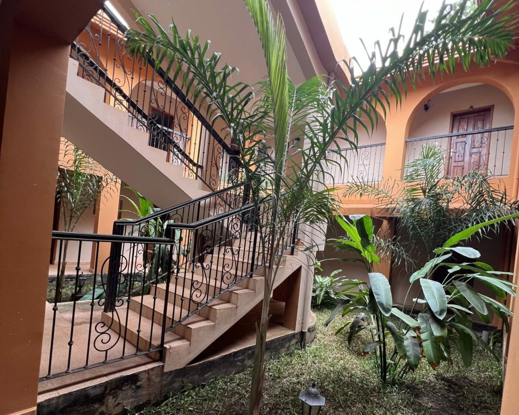 Le nouveau bâtiment de l'Hotel Masabi abritant douze chambres modernes, offrant un hébergement contemporain à Kindia, Guinée.