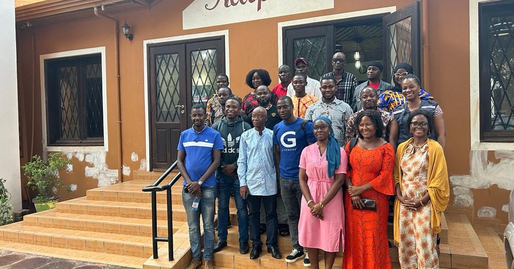 Photo de groupe de l'atelier organisé à l'hôtel MASABI devant la réception. Guinée, Kindia, lors d'un événement d'entreprise.