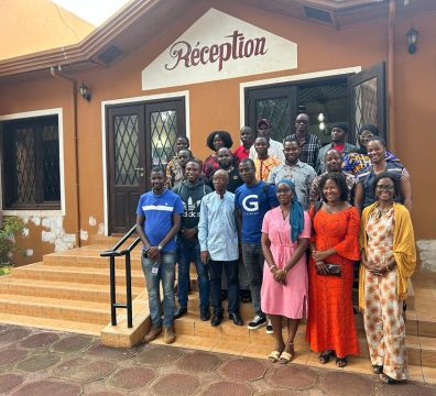 Photo de groupe de l'atelier organisé à l'hôtel MASABI devant la réception. Guinée, Kindia, lors d'un événement d'entreprise.