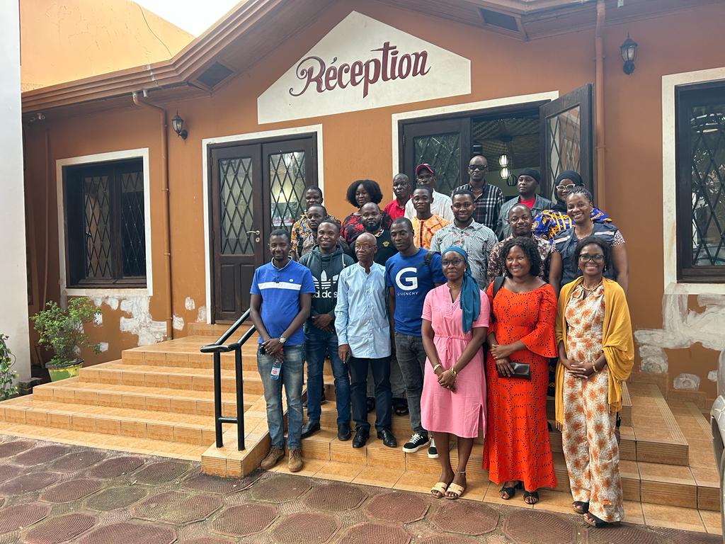 Photo de groupe de l'atelier organisé à l'hôtel MASABI devant la réception. Guinée, Kindia, lors d'un événement d'entreprise.