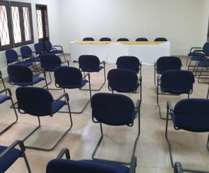 Salle de conférence à l'Hotel Masabi, adaptée pour des événements privés et des configurations en salle de classe, offrant un espace polyvalent pour vos besoins événementiels.