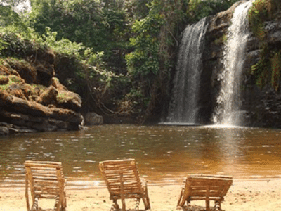 Visite et baignade aux cascades de Kilissi, une expérience rafraîchissante à seulement 20 minutes de l'Hotel Masabi, Kindia, Guinée.