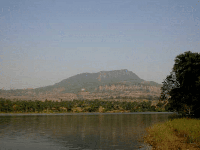 Balade en pirogue et randonnée au lac Samaya, une immersion dans la vie traditionnelle des villages guinéens, organisée par l'Hotel Masabi.