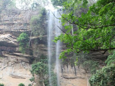 Visite des Chutes du Voile de la Mariée en Guinée, Kindia, une destination touristique captivante au cœur de la nature.